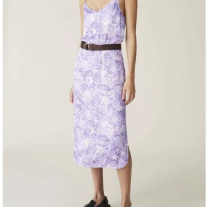 Ganni klänning - Jättefin att matcha med tröja under eller över! 100% viskos.  Det är ett väldigt skört tyg och finns därför tråddragningar här och där. Är även lagad på ett ställe som inte syns vid användning