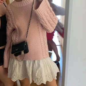 Rosa stickad tröja - Säljer nu min rosa fina stickade tröja💕den är använt fåtal gånger💕Den är i storlek small men passar xs och m också skulle jag säga
