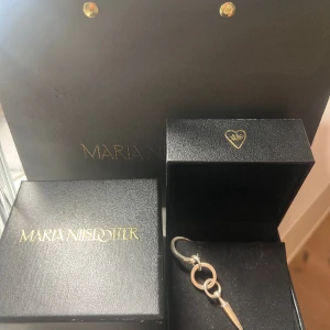 Maria Nilsdotter örhänge  - Säljer detta assnygga och trendiga Maria Nilsdotter örhänge då jag vill köpa ett annat!❤️