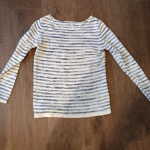 Rainbow randig tröja - Blå och vit randig stickad tröja. Fint skick, som ny.