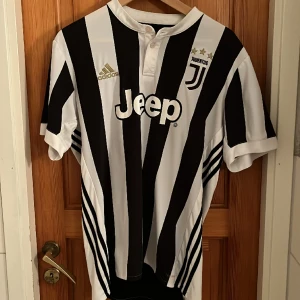 Juventus hemma tröja - Juve hemma kit 20-21 i mycket bra skick, storlek L. Kom med bud