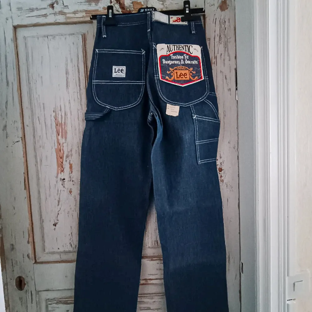 Snygga autentiska vintage Lee jeans! midja 26 och längd 32 Priset börjar på 1000 kr annars högst budande . Jeans & Byxor.