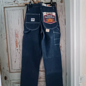 Authentic vintage Lee jeans - Snygga autentiska vintage Lee jeans! midja 26 och längd 32 Priset börjar på 1000 kr annars högst budande 
