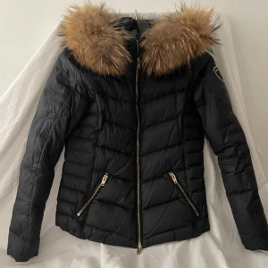 Rockandblue jacka - Svart jacka som är i mycket fint skick. Jacka med guld detaljer. Pris kan diskuteras.