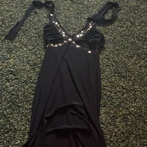 Urrrsnygg festlig klänning - Klänningen är i ett jätte bra skick, knappast använt, materialet är bekvämt och sitter mjukt på huden. Öppen rygg och tunnt material men samtidigt täckande etc. Storleken är primärt S men kan passa på xs också. Passar perfekt för festliga evenemang<3