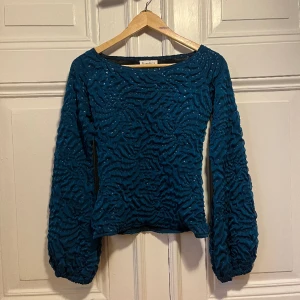 Blå paljettopp - Superfin blå topp med vida ärmar. Köpt second hand och omsydd för att passa S/XS. 