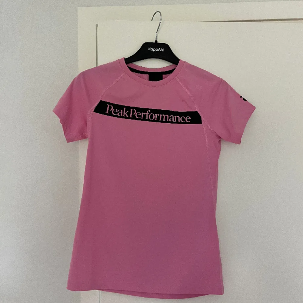 Oanvänd rosa tränings T-shirt. Storlek S!💖 200kr. T-shirts.
