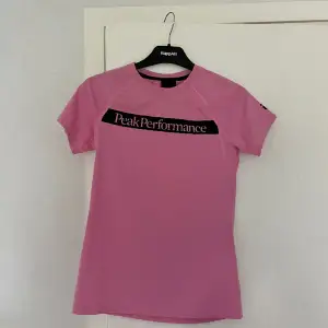 Oanvänd rosa tränings T-shirt. Storlek S!💖 200kr