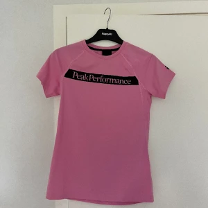 Träningströja peak  - Oanvänd rosa tränings T-shirt. Storlek S!💖 200kr