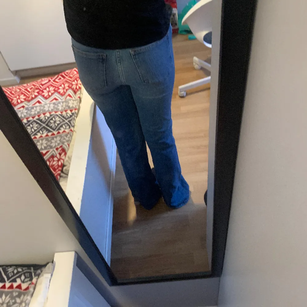 Ganska långa (på mig som är 168) mid waist jeans. Aldrig använda köpta för 500kr. Jeans & Byxor.