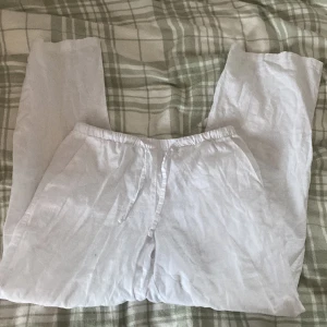 Linnebyxor - Vita linnebyxor från Young Gina-tricot i strl 146-152, jättebra skick❤️ de är raka i benen och är ganska low-waist, det finns också fickor❤️ 