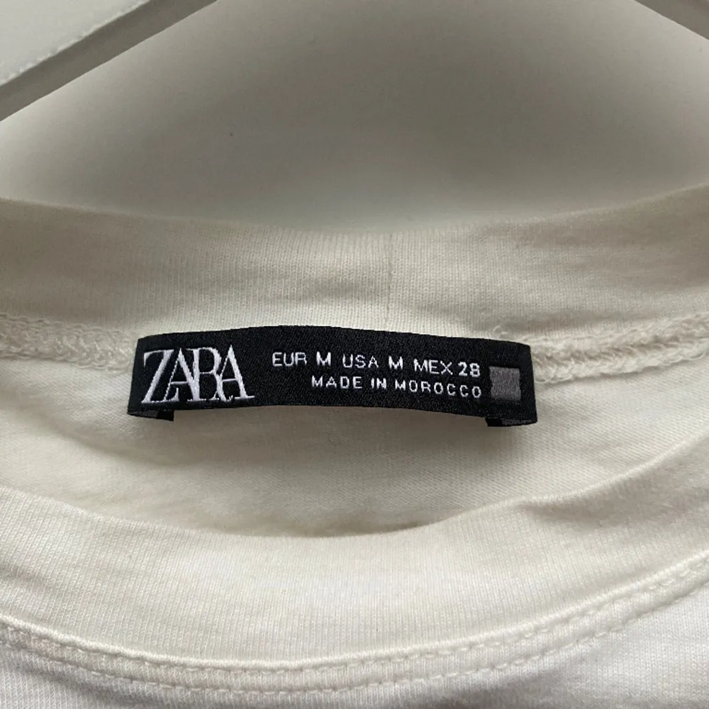 Säljer denna festliga vita toppen från Zara. Den är till säljes eftersom den har blivit för stor! Modellen är ganska bred. Köpt för 160 kr och säljer för 75 kr🥂Om ni har frågor är det bara att fråga!💞. Toppar.