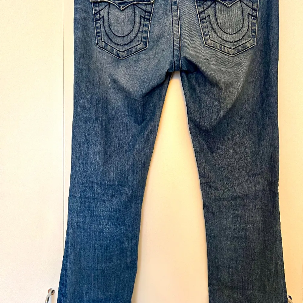 Knappt använda True Religion bootcut-jeans. Storlek 27 . Jeans & Byxor.