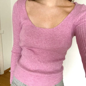 Rosa tröja - Fin figurnära tröja som knappast kommit till användning. Storlek M men passar S också. Skriv privat för frågor eller flera bilder. 90kr + frakt ❤️