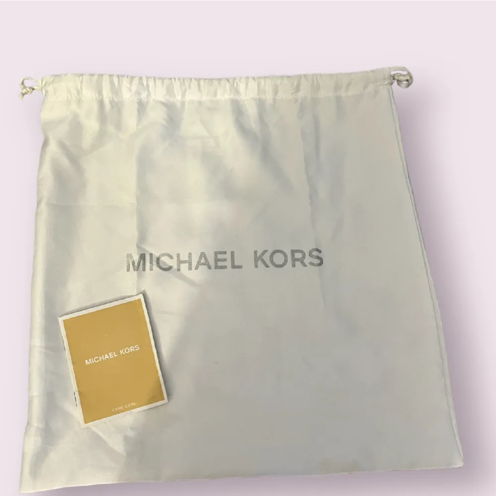 Säljer min fina Michael kors väska, den kommer inte till användning😍. Väskor.