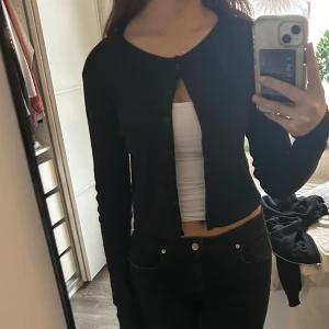 Kofta - Jätte fin svart Kofta med knappar som tyvärr inte kommer till användning, använd fåtal gånger så den är som nyskick💕💕