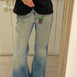 Supercoola vintage lowwaisted jeans!! Skriv privat vid frågor och fundderingar ❤️ Midjemått 38/40 cm och de är väldigt långa på mig som är 165 så skulle säga att de är perfekta för nån 170cm+ ❤️ PRIS KAN DISSKUTERAS