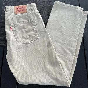 Levi’s Jeans 751 - Storlek W30 L32, manchester som är i mycket bra skick, finns en skada som du kan se på andra bilden, annars är dom i mycket bra skick.