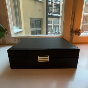Svart smyckeskrin  - Svart stort smyckesskrin! Mycket stor förvaring för dina smycken.💍