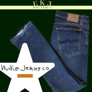 Nudie slim jeans i bra skick, ett par flaws men inget särskilt märkvärdigt.  Storlek Midja 31 och Längd 32  Skriv gärna för fler bilder och mått!