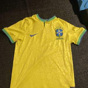 Brasilien tröja i bra skick, den är använd några gånger. Den är i bra kvalitet.