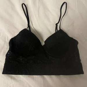 Bh/bralette i spets - Bh från hm helt ny! Oanvänd! Stolek 70A! Säljer då den inte passar!❤️nypris 149kr!❣️