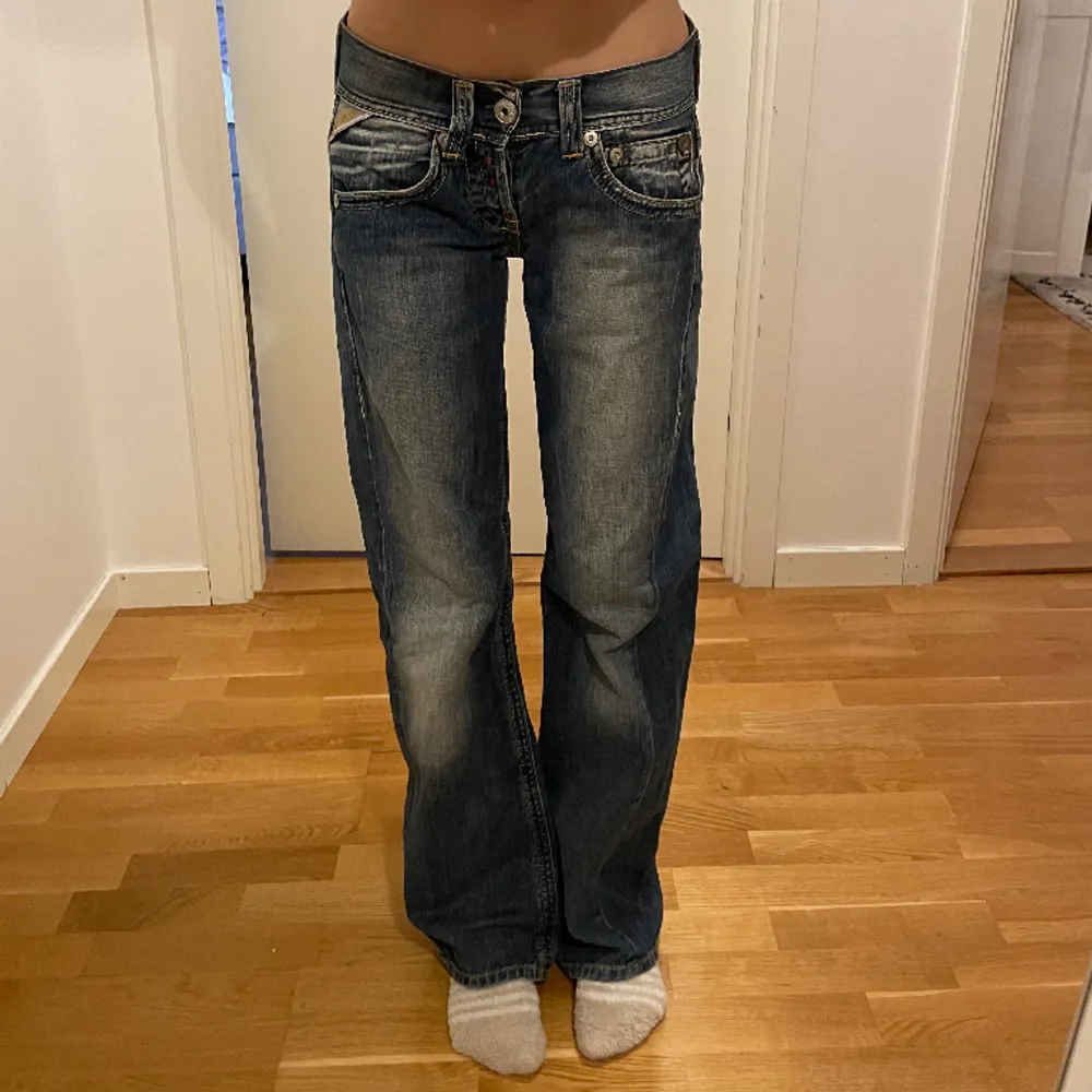 supersnygga och unika jeans från replay i storlek 25/32 midjemått: 34 cm jag på bilden är 169 cm 💞💞. Jeans & Byxor.
