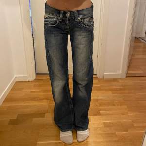 supersnygga och unika jeans från replay i storlek 25/32 midjemått: 34 cm jag på bilden är 169 cm 💞💞