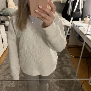 Superfin sweatshirt  - Säljer denna fina sweatshirt med super coolt mönster på från zara❣️180kr+frakt! Är i storlek L men passar S/M då den är liten i storleken❣️
