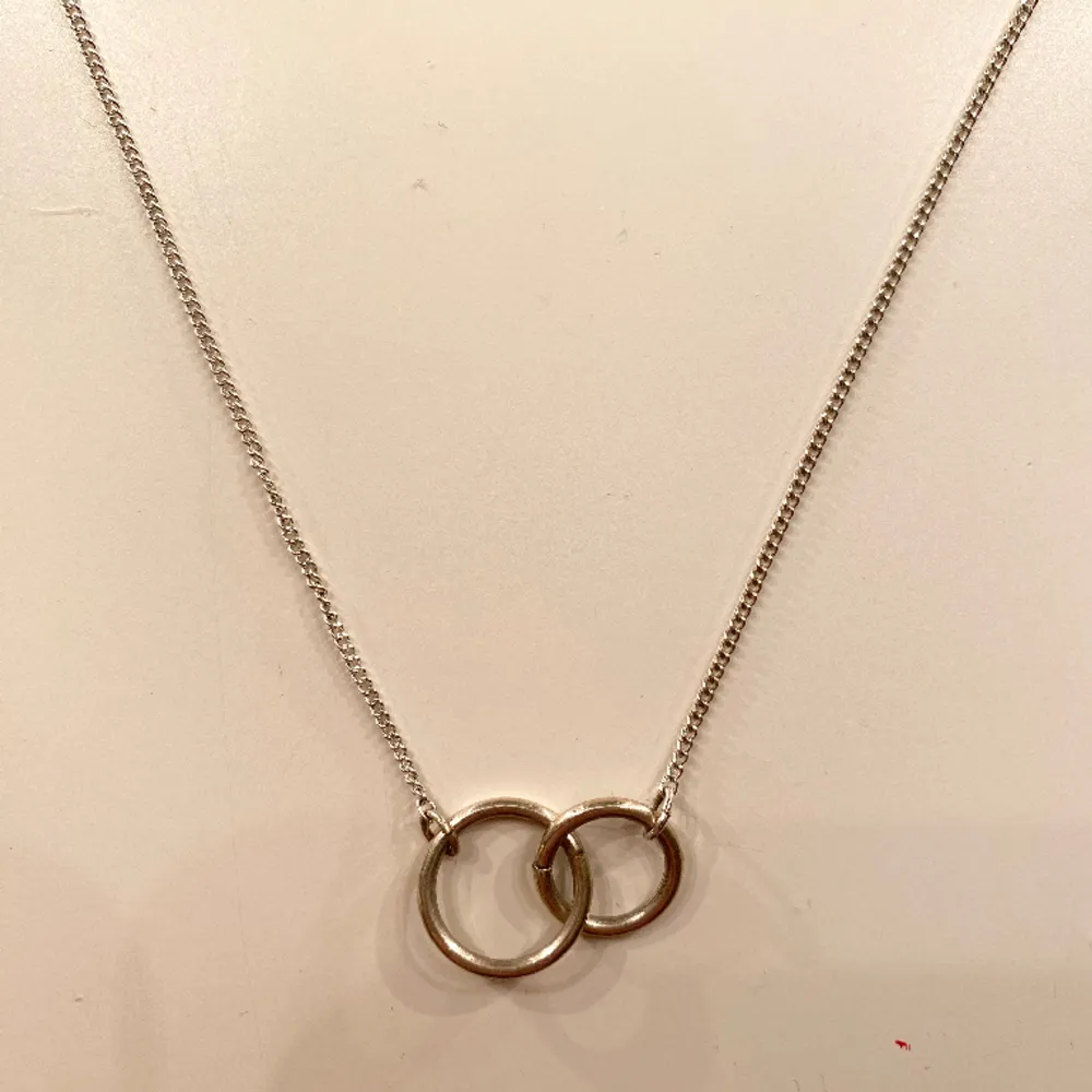 snyggt halsband i silver. (inte äkta silver) använt ett fåtal gånger. pris går alltid att diskutera!! . Accessoarer.