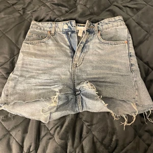 Jeans shorts  - Sitter bra på och är väldigt sköna 