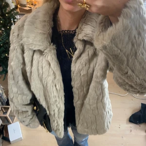 Pälsjacka  - SUPER snygg!! Sitter lite overzided och fint på mig som är S💓