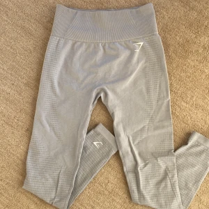Gråa gymshark tights - Köpte dessa tights på Plick men måste tyvärr sälja då de inte sitter så bra på mig. De är gråa och i storlek Small. De är helt oanvända och därmed i fint skick!❤️