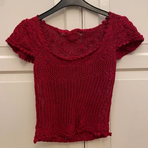 Kortärmad, stickad topp - Säljer då den tyvärr är för liten för mig :/ Den är storlek S 