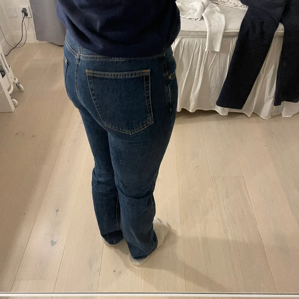 assnygga lågmidjade jeans ifrån Bikbok i storlek w28 l32. ”Low straight” heter byxorna. Jag skulle inte säga att de är jättelågmidjade men mittemellan lågmidjat och midwaist. Jag är ca 162cm lång. Nypris 600. Knappt använda . Jeans & Byxor.
