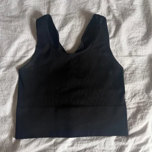 Träningstopp - Träningstopp från H&M! Använd endast ett fåtal gånger så den är i toppen skick!!🌟