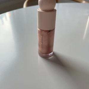 Rare beauty liquid highlighter mezmerize - Endast testad. Nypris: 489 :-