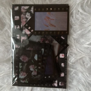 Klistermärken  - Oöppnat paket av klistermärken på blommor ❤️ på andra bilden syns det vilka typer av klistermärken som ingår i paketet ⭐️jag har liknande annonser på min profil och jag samfraktar 💕