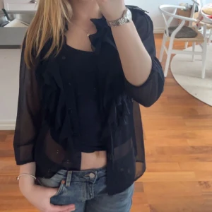 Fin blus från Saint Tropez!  - Så fin blus i mörkblå! Är genomskinlig så det blir snygg med ett linne under till exempel, nypris var ungefär 700-800 kr💙