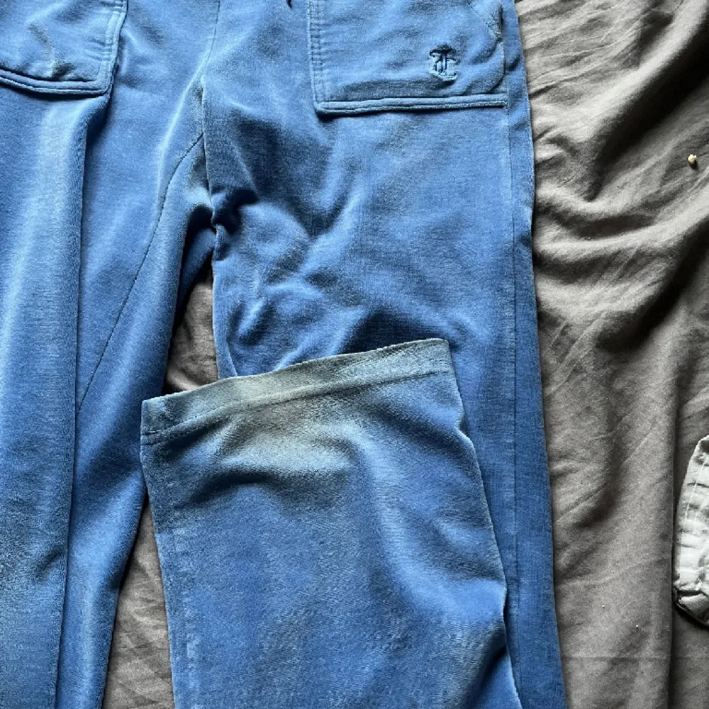 Säljer ett par juicy byxor som jag inte använder längre. Materialet är fortfarande mjukt och fint. Jeans & Byxor.