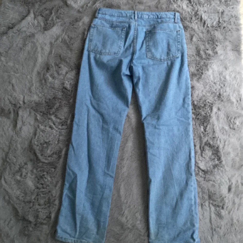 Säljer de här ljusblå Jeansen från ASOS i storlek 28/32 då de är för stora för mig. Nypris:420kr mitt pris: 175kr+frakt. Jeans & Byxor.
