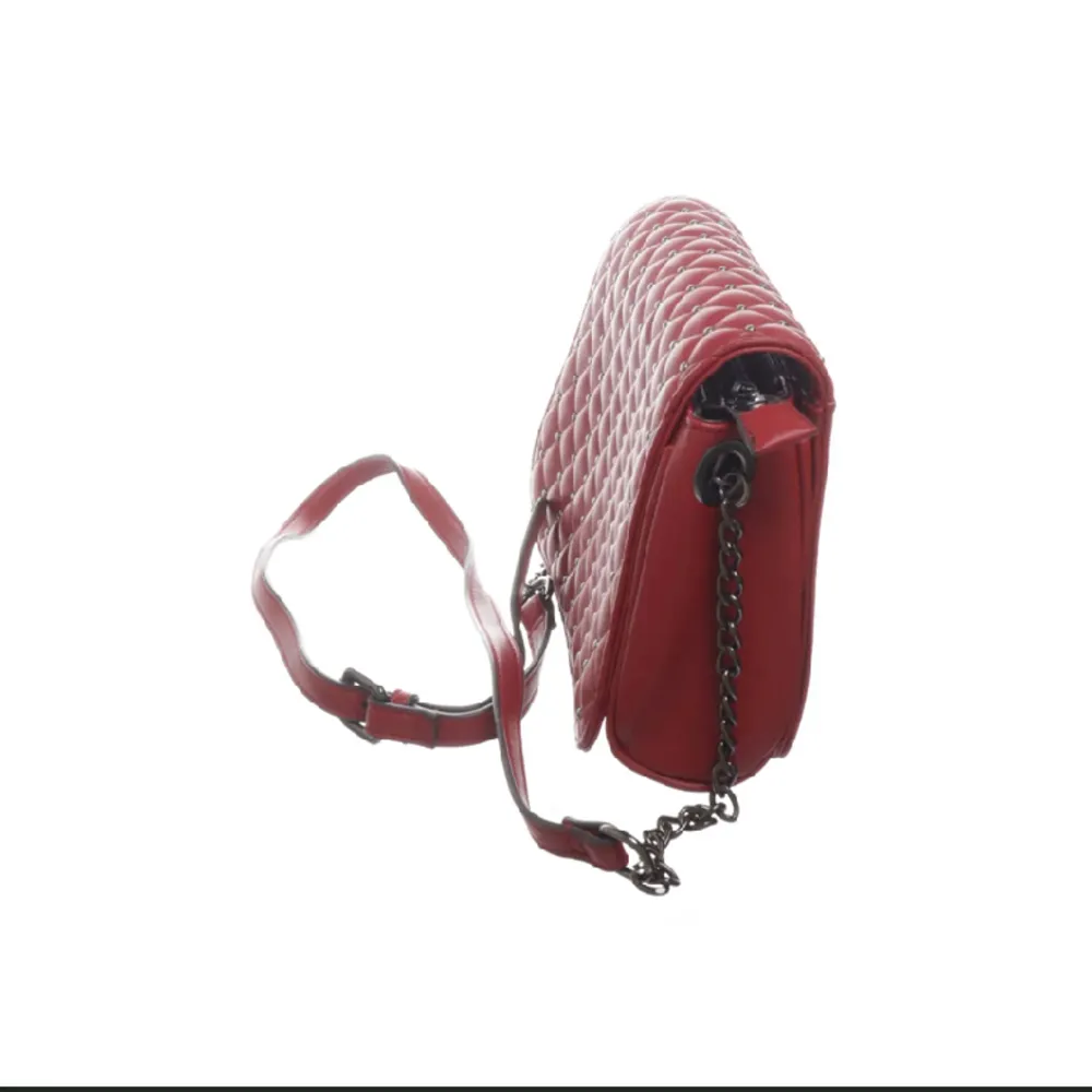 Snygg röd väska som kan bäras på flera sätt. Väskan är rymlig och mycket får plats! . Väskor.