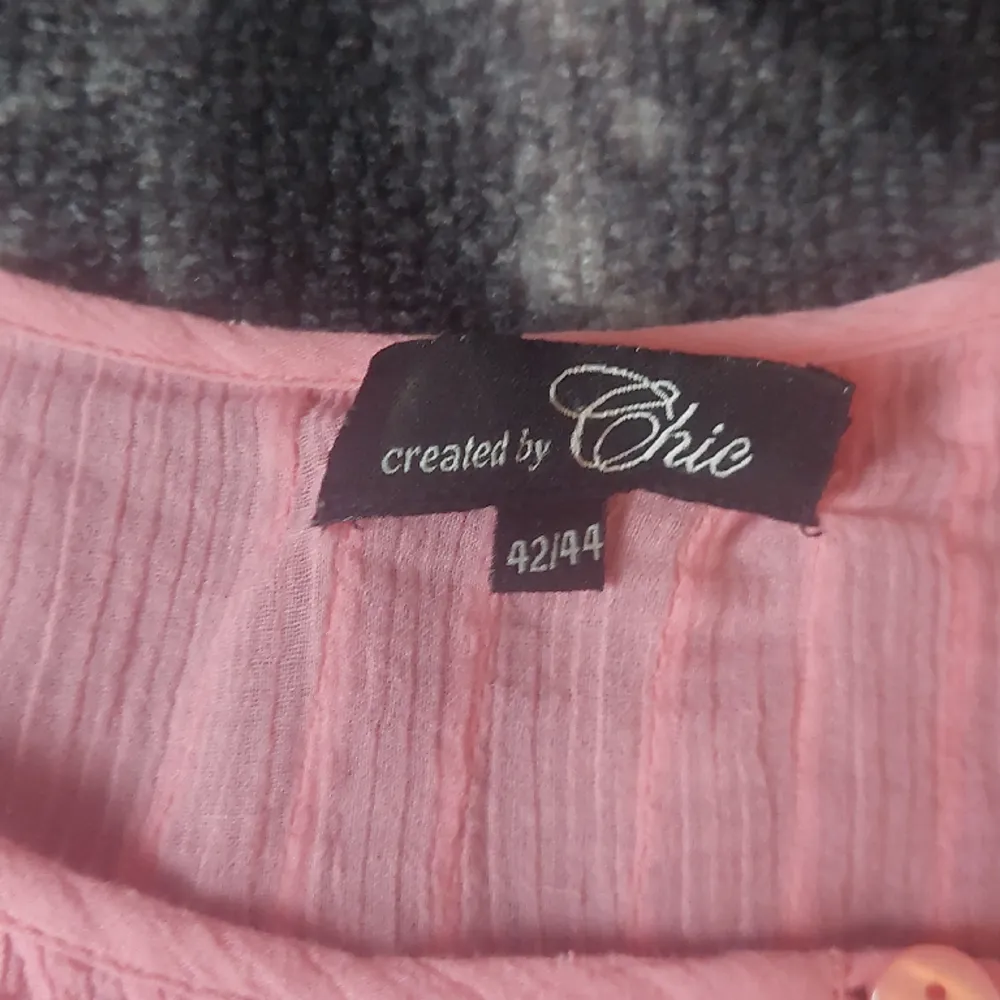En rosa blus med korta ärmar som jag önska jag kynde ha på mig! Jag råladr köpa den i en alldeles för stor storlek och kan inte ha på mig den och säljer den på grund av det. (Jag postar inte utan vi får mötas upp!) . Blusar.