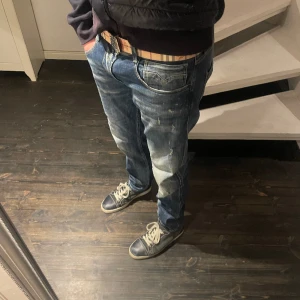 Replay jeans - Ett par Replay jeans i fint skick. Storlek 34, skulle säga att dom passsr bäst på 184-190cm. Hör gärna av er vid ytterligare frågor!🤝🏻