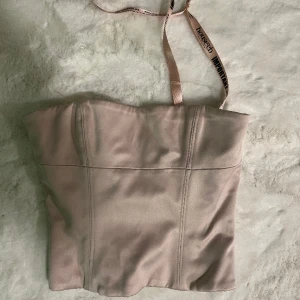 House of cb rosa satin korsett  - XS  Lappar kvar  Ger en riktigt snatched waist Otroligt bra kvalite nypris 1200 