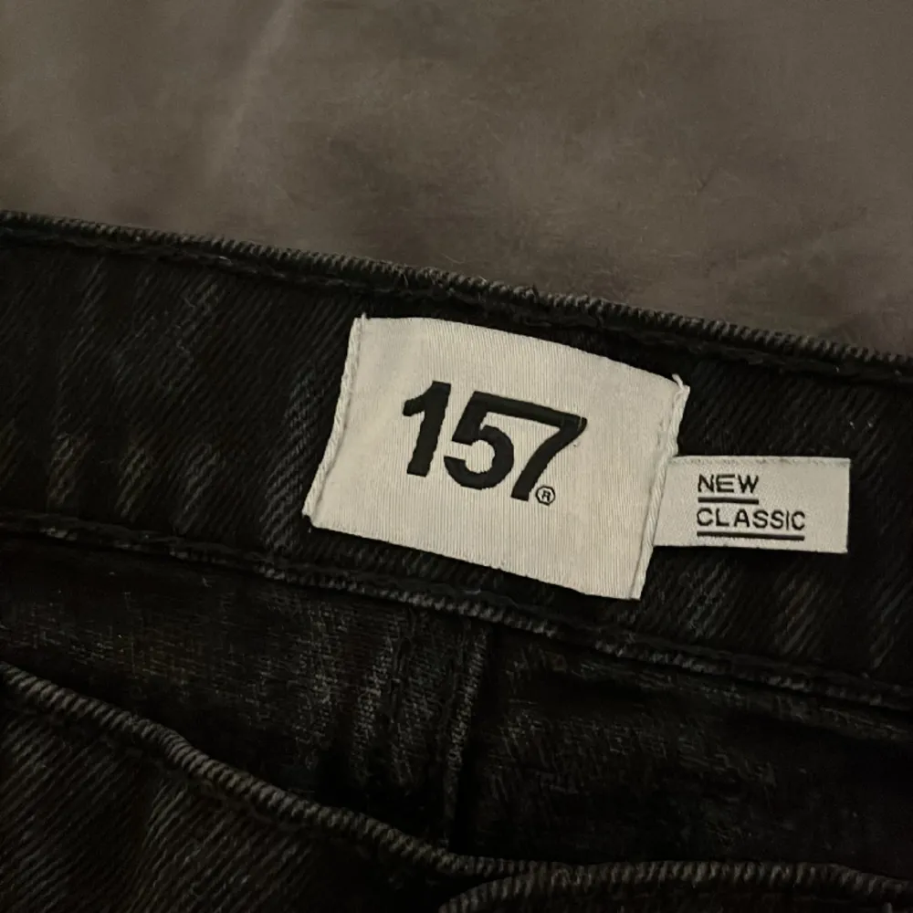 Svarta jeans köpte från lager 157 i storlek W34 L34. De sitter straight/baggy. Jeans & Byxor.