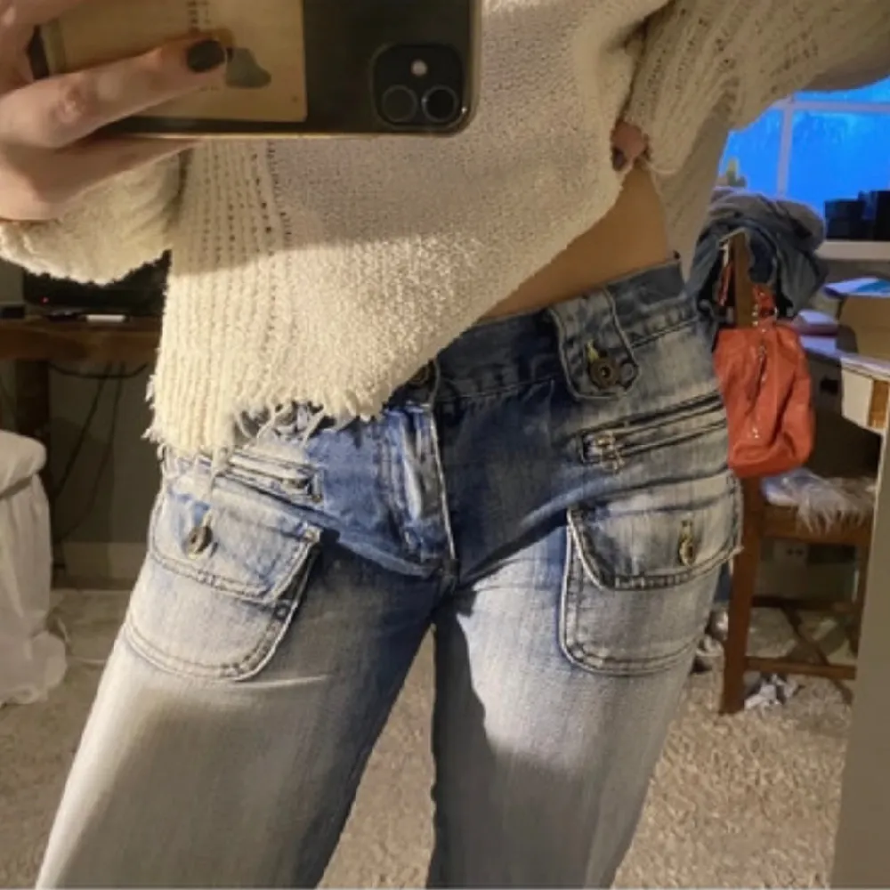 Ass snygga lågmidjade jeans med snygga detaljer! Storlek 28! Jättefint skick! Tryck gärna på köp nu!. Jeans & Byxor.