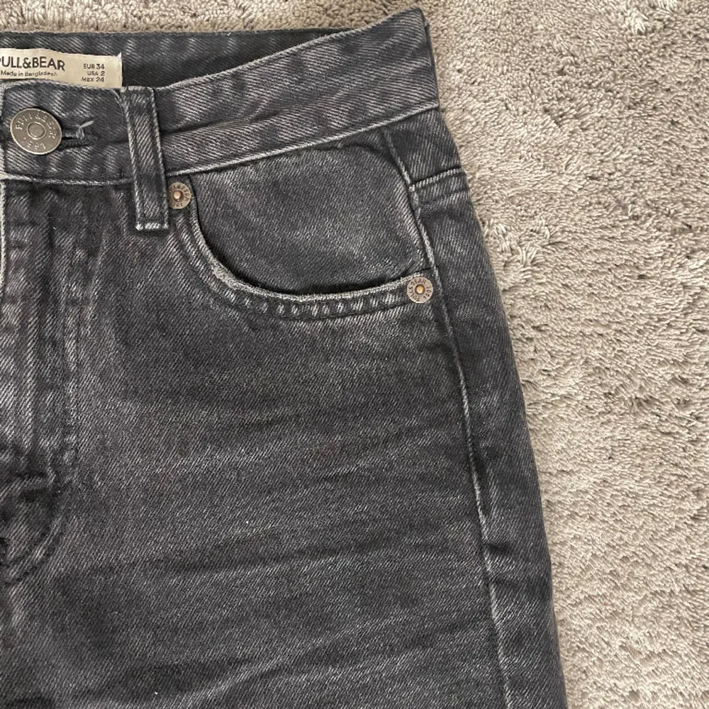 Straight jeans som inte kommer till användning längre! Köpt utomlands 2021💘 fint skick, använd gärna köp nu🛍️💕💘💝💖. Jeans & Byxor.