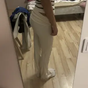 Kräm vita yoga pants💕skit snygga på sommaren när man är brun💕