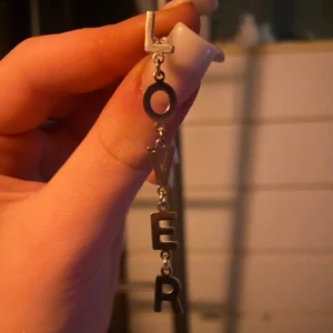 ioaku statement earring - ett silver örhänge från Ioaku som det står ”LOVER” på, använt 1 gång och jättebra skick, nypris 250kr💕 skriv för fler bilder eller om ni vill diskutera priset💖 
